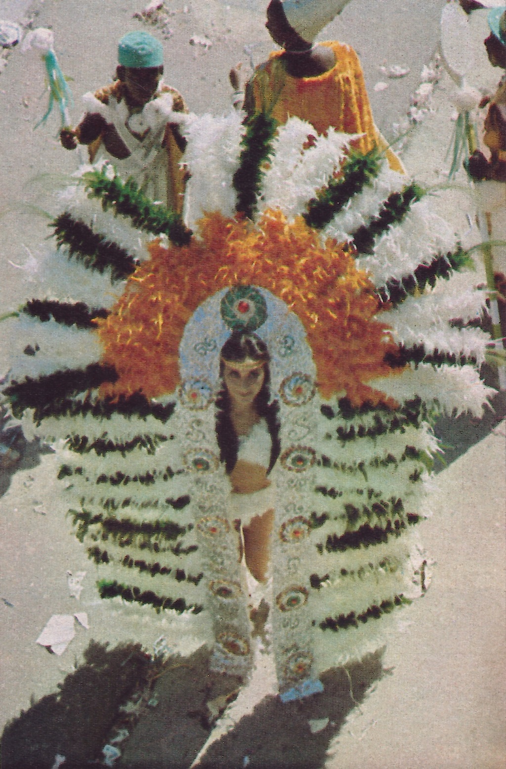 Registro vertical do desfile do Império Serrano no Rio de Janeiro em 1969.