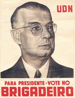 Santinho de 1945 com retrato de Eduardo Gomes, sigla UDN e chamada para votar no Brigadeiro