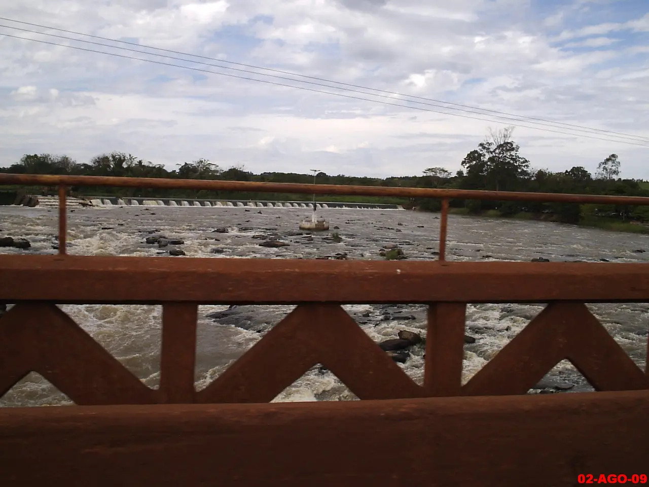 Água do Rio Mogi-Guaçu passa por Cachoeira de Emas em Pirassununga