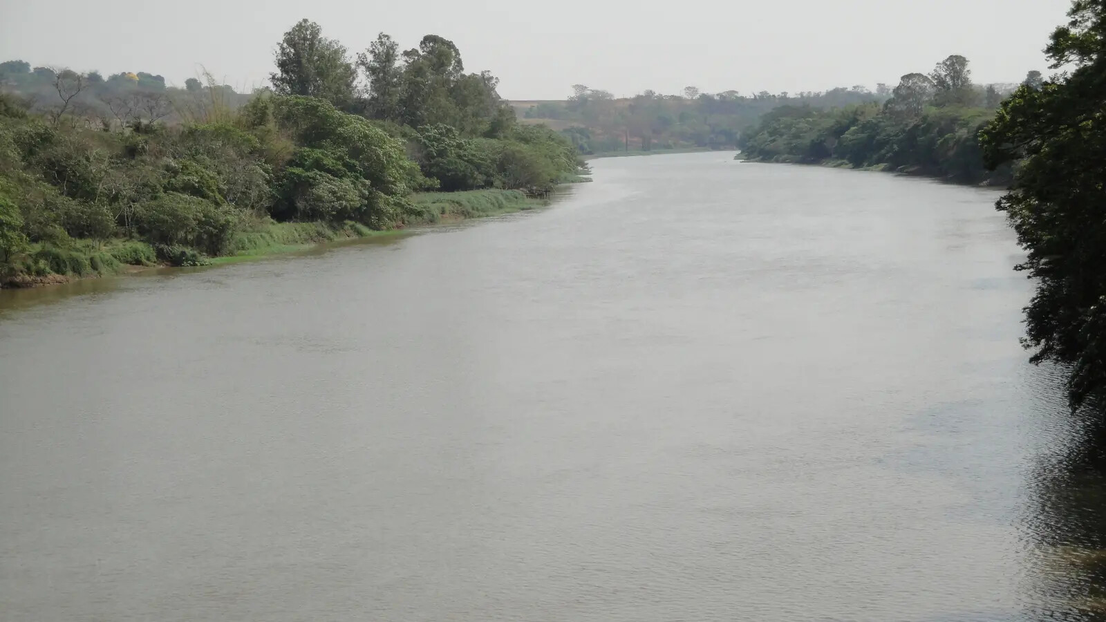 Rio Mogi-Guaçu ao lado de Barrinha, com vegetação nas duas margens