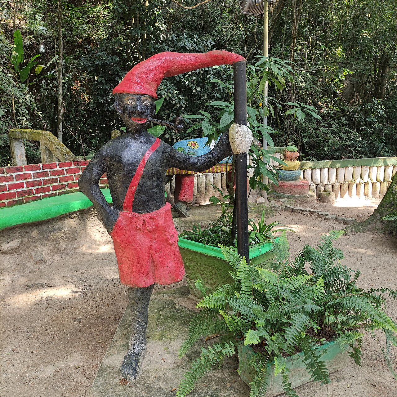 Escultura do Saci-Pererê em meio à vegetação na Tijuca, no Rio de Janeiro