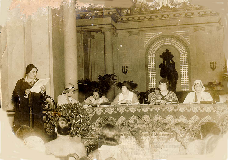 Almerinda Farias Gama entre participantes do Segundo Congresso Internacional Feminista no Rio de Janeiro em 1931