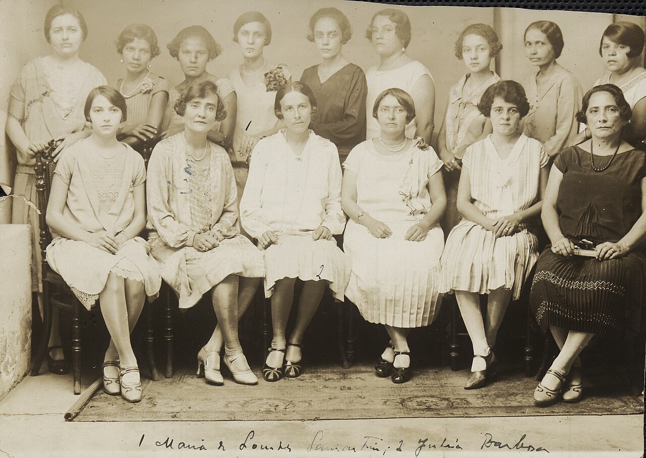 Grupo de mulheres fotografado em Natal em 1928, identificado no acervo como primeiras eleitoras do Brasil